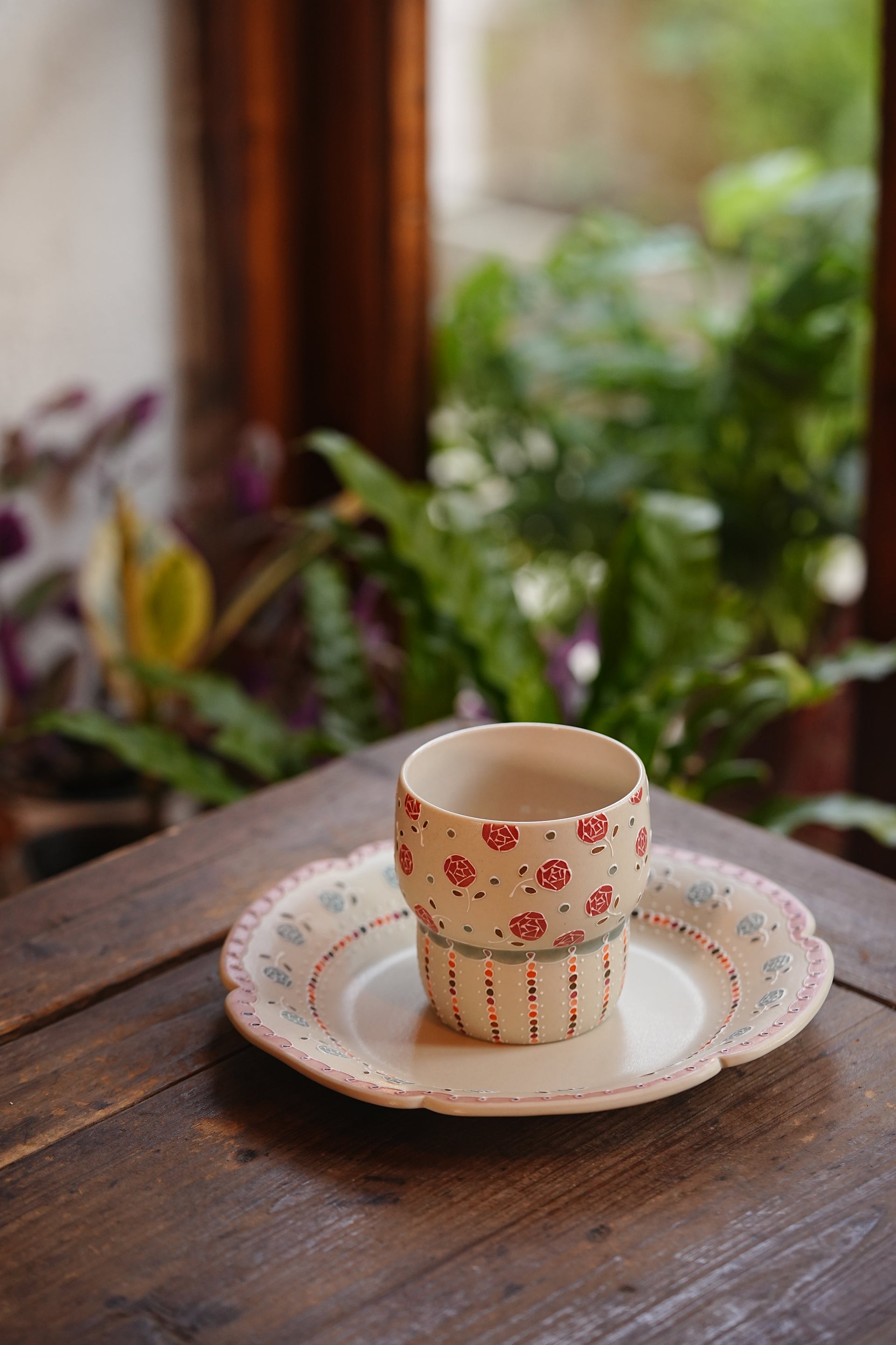 Rose Petal Edge Pastry Plate – Hand-Painted Elegance