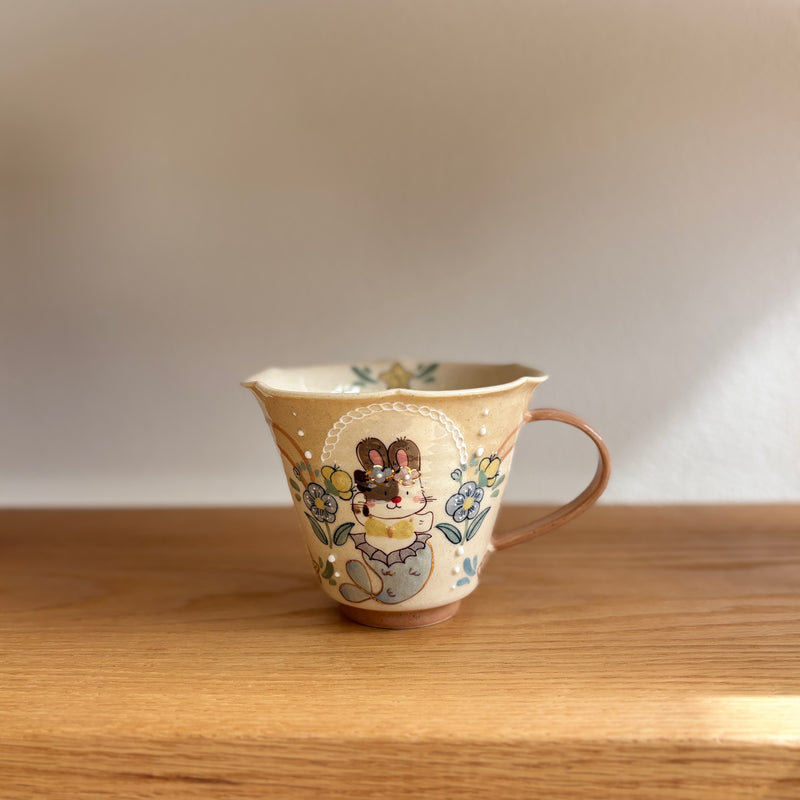 Beige Bunny Scalloped Handle Cup